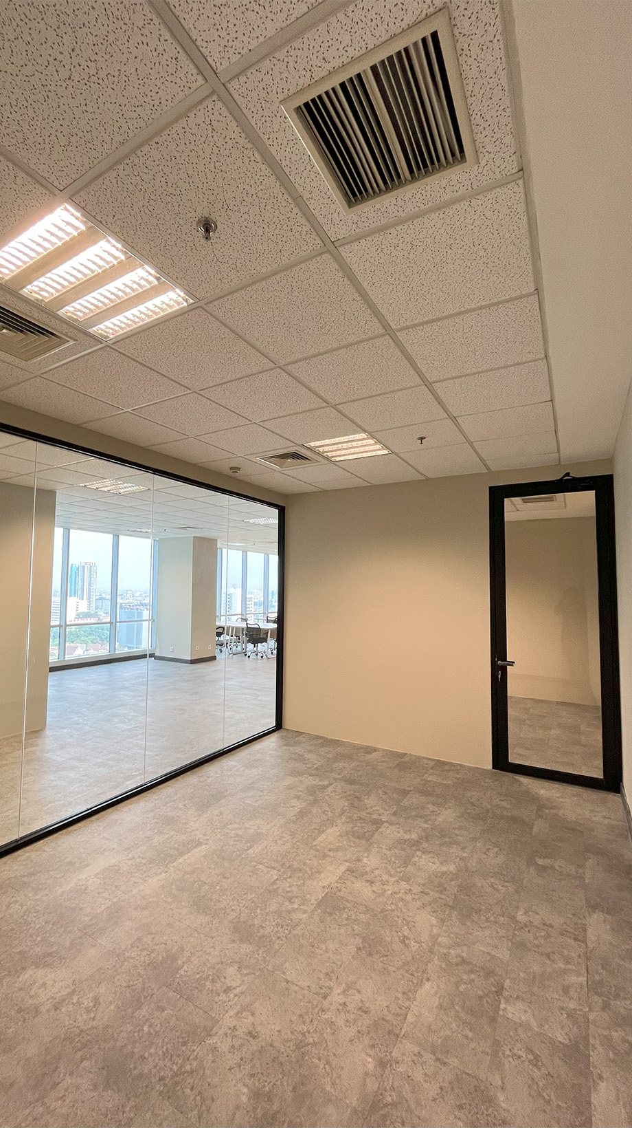Partitioned workspace offering privacy and adaptability Partitioned workspace offering privacy and adaptability