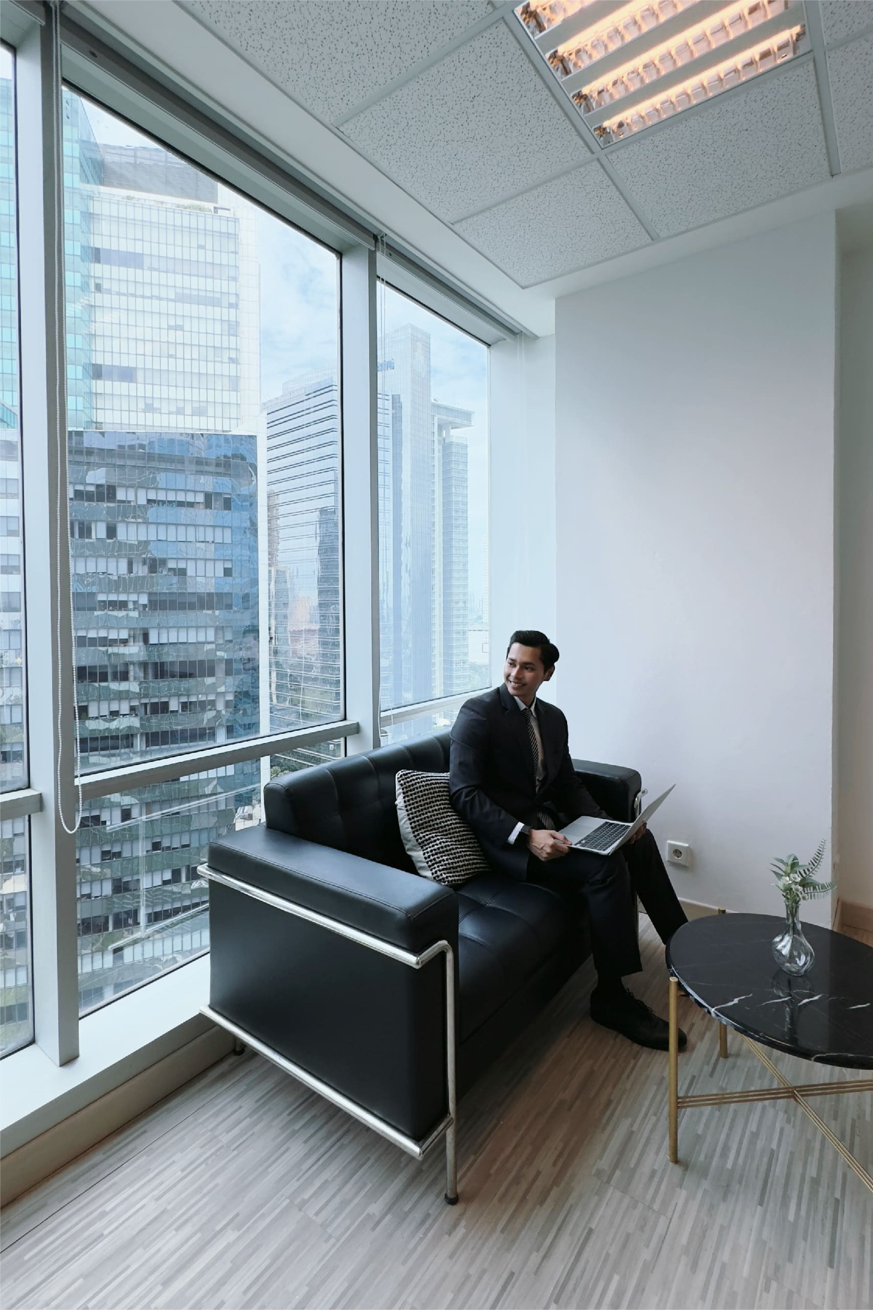 Gedung Menara Sun Life Jakarta Selatan